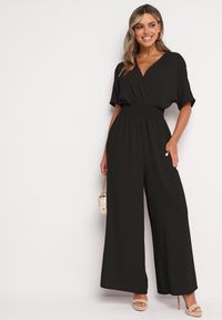 Born2be - Czarny Kopertowy Kombinezon z Gumką w Talii i Szerokimi Nogawkami Vimashea. Okazja: na co dzień. Kolor: czarny. Styl: casual, elegancki #3