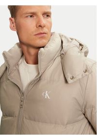 Calvin Klein Jeans Kurtka puchowa Essentials J30J325946 Beżowy Regular Fit. Kolor: beżowy. Materiał: syntetyk