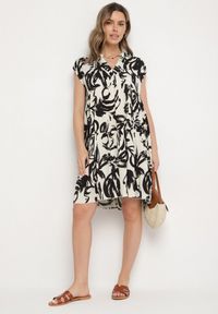 Born2be - Czarna Bawełniana Sukienka z Abstrakcyjnym Wzorem Lioraia. Okazja: na co dzień. Typ kołnierza: dekolt w kształcie V. Kolor: czarny. Materiał: bawełna. Długość rękawa: krótki rękaw. Typ sukienki: proste. Styl: elegancki, casual #2