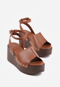 Born2be - Brązowe Sandały na Koturnie i Platformie Ozdobione Nitami Rhethe. Okazja: na co dzień. Zapięcie: sprzączka. Kolor: brązowy. Materiał: jeans. Wzór: aplikacja. Sezon: wiosna, lato. Obcas: na koturnie. Styl: casual, elegancki #4