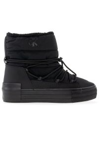 Buty Calvin Klein Jeans Bold Vulc Flatf Snow Boot YW0YW01181-0GT - czarne. Kolor: czarny. Materiał: jeans. Szerokość cholewki: normalna. Wzór: aplikacja. Sezon: zima