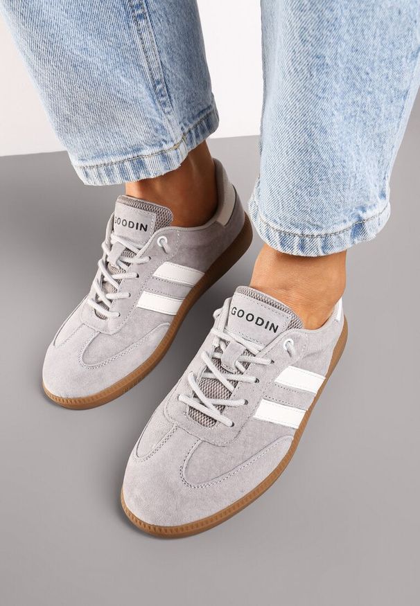 Renee - Szare Sneakersy ze Skóry Naturalnej na Płaskiej Podeszwie Wykończone Paskami Navinda. Okazja: na co dzień, na spotkanie biznesowe. Zapięcie: pasek. Kolor: szary. Materiał: skóra. Obcas: na płaskiej podeszwie