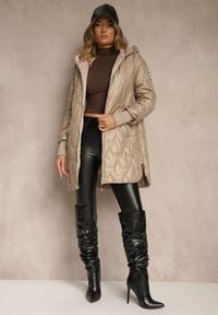 Renee - Ciemnobeżowa Casualowa Kurtka z Kapturem i Pikowanymi Przeszyciami Emmize. Okazja: na co dzień. Typ kołnierza: kaptur. Kolor: beżowy. Materiał: jeans. Styl: casual #5