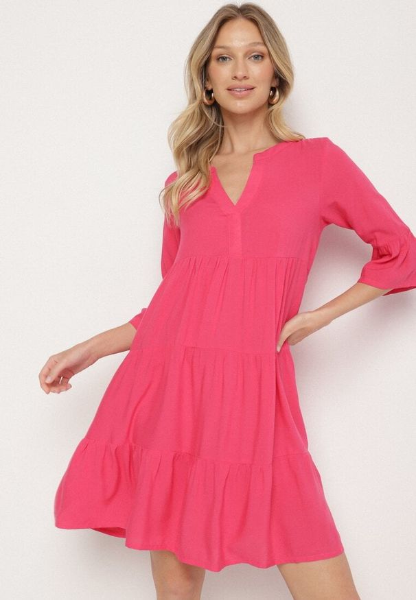 Born2be - Ciemnoróżowa Rozkloszowana Sukienka z Wiskozy z Falbanami Izleia. Okazja: na co dzień. Kolor: różowy. Materiał: wiskoza. Styl: elegancki, casual
