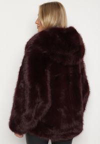 Born2be - Bordowa Kurtka Futerko Oversize z Kapturem Unillea. Okazja: na co dzień. Typ kołnierza: kaptur. Kolor: czerwony. Materiał: futro. Styl: elegancki, casual #3