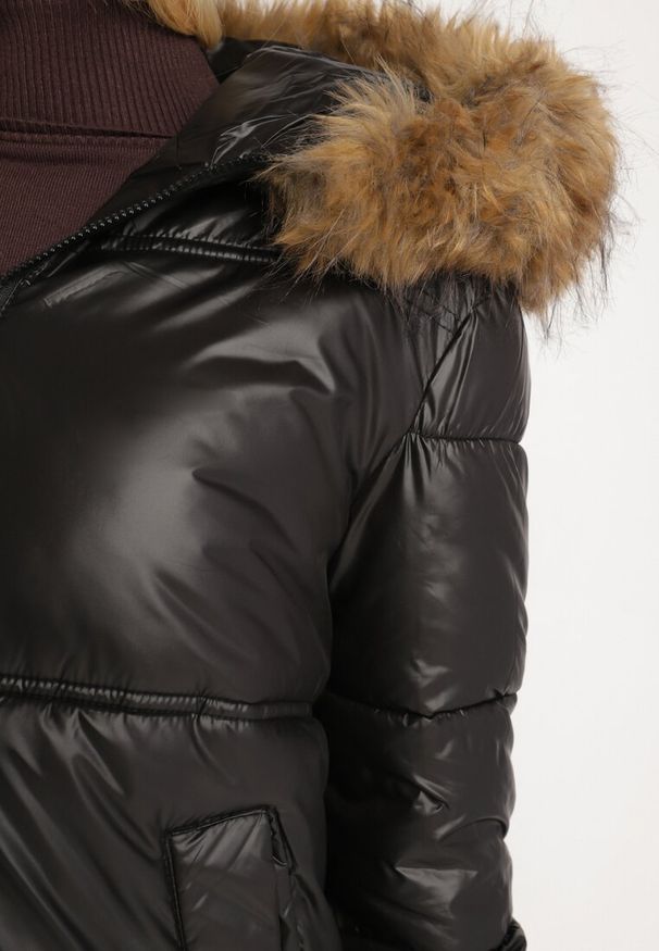 Born2be - Czarna Kurtka Pikowana z Kapturem z Odpinanym Futerkiem i Dłuższym Tyłem Clorina. Okazja: na co dzień. Typ kołnierza: kaptur. Kolor: czarny. Materiał: futro. Długość: długie. Wzór: aplikacja. Styl: casual, elegancki, klasyczny