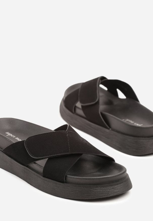 Born2be - Czarne Klapki w Sportowym Stylu z Zapięciem na Rzep Mevallia. Okazja: na co dzień, na plażę, na spacer. Kolor: czarny. Materiał: dresówka. Obcas: na płaskiej podeszwie. Styl: sportowy