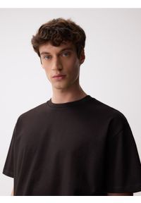 Reserved - T-shirt boxy z haftem - brązowy. Kolor: brązowy. Materiał: bawełna, dzianina. Wzór: haft #1