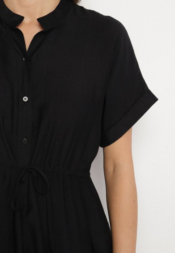 Born2be - Czarna Koszulowa Sukienka z Wiskozą z Wiązaniem w Talii Polliana. Okazja: na co dzień. Kolor: czarny. Materiał: wiskoza. Wzór: aplikacja. Typ sukienki: koszulowe. Styl: klasyczny, casual