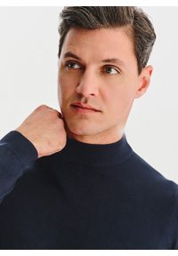 Pako Lorente - PAKO LORENTE – Granatowy półgolf męski. Kolor: żółty, biały, niebieski. Materiał: wiskoza, poliamid. Wzór: ze splotem, gładki #9