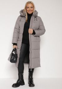 Born2be - Szara Długa Kurtka Pikowana z Kapturem i Bocznymi Suwakami Mevoressa. Okazja: na spacer, na co dzień. Typ kołnierza: kaptur. Kolekcja: plus size. Kolor: szary. Materiał: dzianina, jeans, poliester. Długość: długie. Styl: casual #4