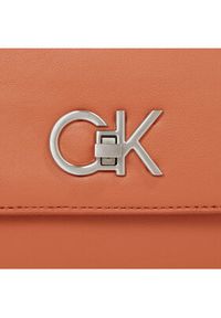 Calvin Klein Torebka Re-Lock Crossbody W/Flap Sm K60K610770 Brązowy. Kolor: brązowy. Materiał: skórzane #4