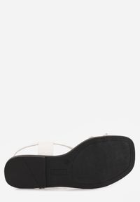 Born2be - Białe Sandały w Stylu Japonek z Metaliczną Ozdobą Catelin. Zapięcie: sprzączka. Kolor: biały. Wzór: aplikacja. Styl: elegancki, klasyczny #3