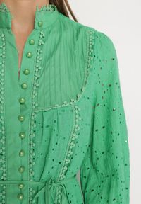 Born2be - Zielona Sukienka z Haftowanej Tkaniny ze Stójką i Perłowymi Guzikami Salino. Typ kołnierza: kołnierzyk stójkowy. Kolor: zielony. Materiał: tkanina. Wzór: haft. Styl: vintage. Długość: midi #5