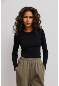 Marsala - Dopasowany top z długim rękawem w kolorze BLACK - MOODY-S. Materiał: elastan, dzianina, prążkowany, bawełna, materiał. Długość rękawa: długi rękaw. Długość: długie