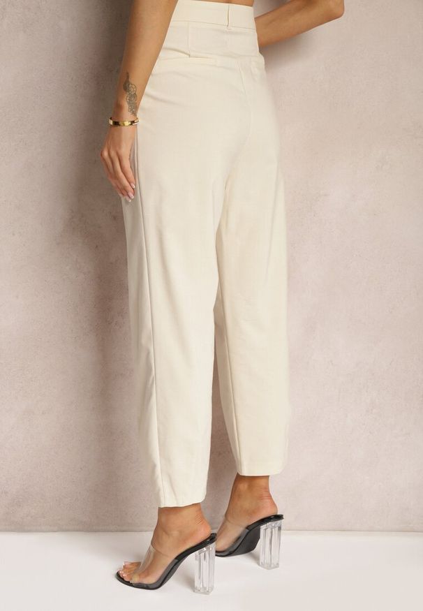 Renee - Jasnobeżowe Spodnie Paper Bag High Waist Zapinane na Suwak Nestabella. Okazja: na spotkanie biznesowe, do pracy, na co dzień. Stan: podwyższony. Kolor: beżowy. Styl: elegancki, biznesowy, casual