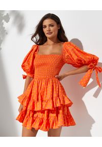 CAROLINE CONSTAS - Pomarańczowa sukienka mini w groszki Finley. Typ kołnierza: dekolt kwadratowy. Kolor: pomarańczowy. Materiał: bawełna. Wzór: grochy. Typ sukienki: dopasowane. Długość: mini #1