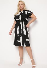 Born2be - Czarno-Biała Sukienka ze Sznurkiem w Pasie i Artystycznym Wzorem Lesidna. Kolor: czarny. Materiał: tkanina. Długość rękawa: krótki rękaw #5