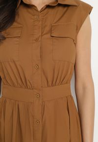 Born2be - Brązowa Bawełniana Koszulowa Sukienka z Ozdobnymi Kieszonkami Savarette. Okazja: na co dzień. Kolor: brązowy. Materiał: bawełna. Typ sukienki: koszulowe. Styl: casual, elegancki, klasyczny #7