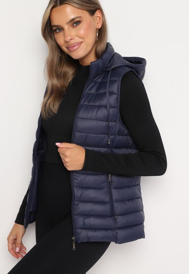 Born2be - Granatowa Pikowana Kamizelka na Suwak z Kapturem Wykończona Sznurkami Isleria. Okazja: do pracy. Typ kołnierza: kaptur. Kolor: niebieski. Materiał: jeans. Styl: elegancki