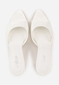 Born2be - Białe Klapki na Szpilce z Odkrytym Noskiem w Szpic Astranate. Kolor: biały. Materiał: jeans, len. Obcas: na szpilce. Styl: elegancki, klasyczny #7