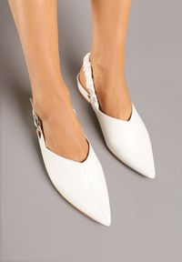 Born2be - Białe Sandały ze Szpiczastym Noskiem i Sprzączką Jeneliena. Okazja: na co dzień, na imprezę. Nosek buta: szpiczasty. Zapięcie: sprzączka. Kolor: biały. Styl: casual, elegancki, klasyczny #2