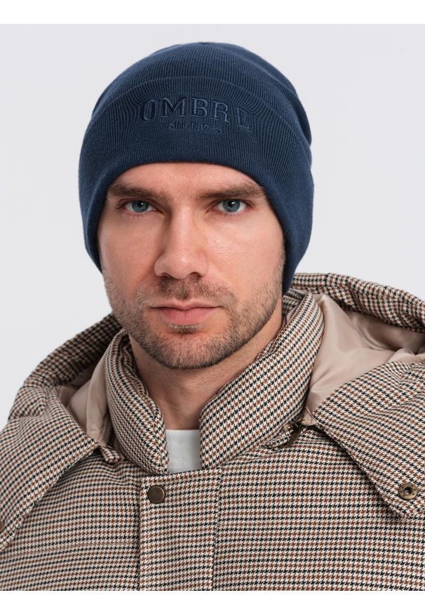 Ombre Clothing - Męska czapka dzianinowa beanie z haftowanym napisem – granatowa V3 OM-ACWH-0120 - uniwersalny. Kolor: niebieski. Materiał: dzianina. Wzór: napisy, haft. Styl: elegancki, casual