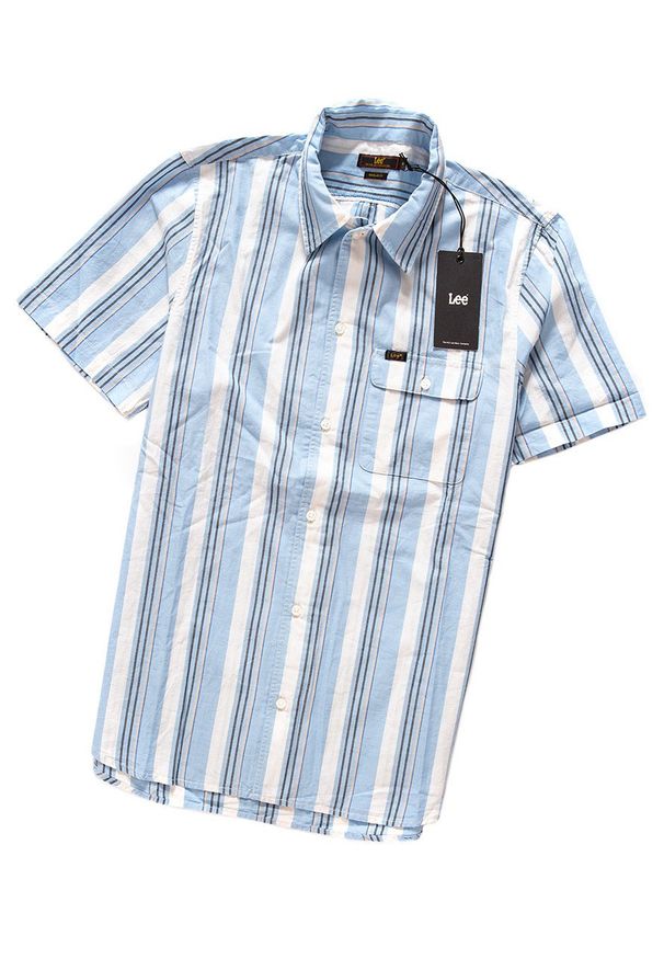Lee - KOSZULA MĘSKA KRÓTKI RĘKAW RĘKAW LEE BUTTON DOWN VARIATION SKY BLUE L66LUGLM 112116569. Typ kołnierza: button down. Długość rękawa: krótki rękaw. Długość: krótkie. Wzór: paski