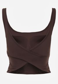 Born2be - Brązowy Sportowy Top z Odkrytymi Plecami i Skrzyżowanymi Paskami Daemoth. Okazja: na co dzień. Typ kołnierza: kaptur. Kolor: brązowy. Styl: sportowy #8