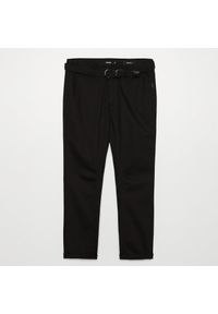 Cropp - Spodnie chino z paskiem - Czarny. Kolor: czarny #1