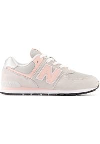 Buty New Balance GC574EVK – beżowe. Okazja: na co dzień. Kolor: beżowy. Materiał: guma, syntetyk, zamsz, materiał, skóra. Szerokość cholewki: normalna. Model: New Balance 574. Sport: turystyka piesza
