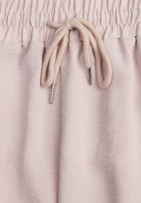 Renee - Beżowe Szorty z Wiskozą High Waist Puvione. Okazja: na co dzień. Stan: podwyższony. Kolor: beżowy. Materiał: wiskoza. Styl: casual #5