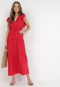 Born2be - Czerwona Sukienka Cileis. Typ kołnierza: kołnierz z falbankami. Kolor: czerwony. Materiał: wiskoza, koronka. Długość rękawa: krótki rękaw. Wzór: geometria. Długość: maxi #1