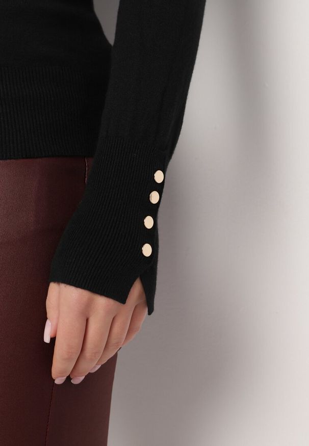 Born2be - Czarny Sweter Półgolf Ozdobiony Guzikami przy Rękawach Delianor. Okazja: na co dzień, na spotkanie biznesowe. Kolor: czarny. Materiał: jeans. Długość rękawa: długi rękaw. Długość: długie. Wzór: aplikacja. Sezon: jesień. Styl: klasyczny, elegancki, biznesowy, casual