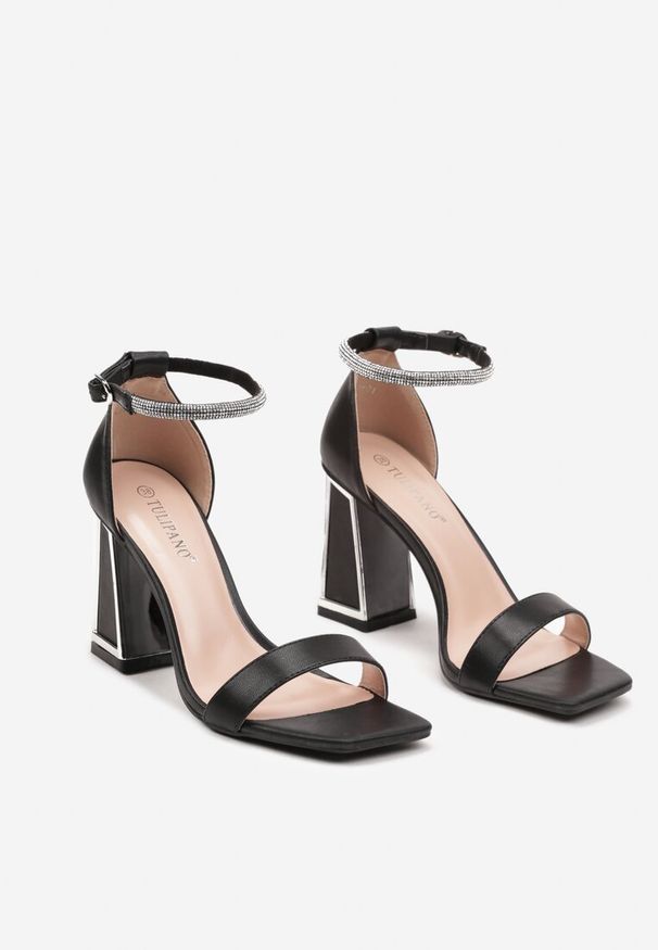 Renee - Czarne Sandały na Słupku z Metaliczną Wstawką i Cyrkoniami Xiramla. Okazja: na co dzień. Zapięcie: sprzączka. Kolor: czarny. Materiał: jeans. Wzór: aplikacja. Obcas: na słupku. Styl: elegancki, casual, wizytowy. Wysokość obcasa: średni