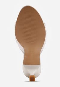 Born2be - Białe Klapki na Metalicznej Szpilce z Kwiatowym Haftem i Perłowymi Koralikami Melonia. Okazja: na co dzień. Kolor: biały. Wzór: haft, kwiaty. Styl: casual, elegancki, klasyczny #9