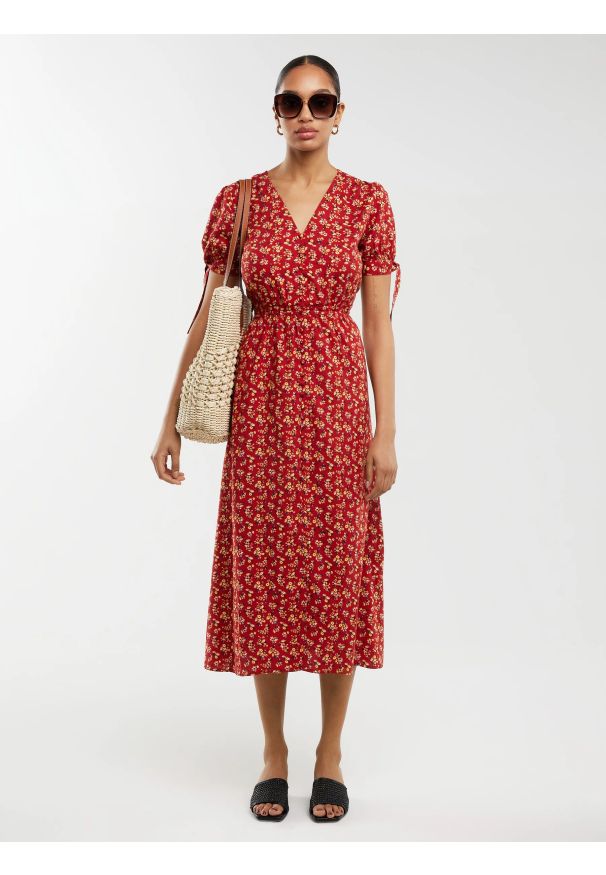 Big-Star - Sukienka damska midi z wiskozy z motywem kwiatowym czerwona Paregi 603. Okazja: na co dzień, na spacer. Typ kołnierza: dekolt w kształcie V. Kolor: czerwony. Wzór: kwiaty. Materiał: wiskoza. Długość rękawa: krótki rękaw. Sezon: wiosna. Styl: casual, elegancki. Długość: midi