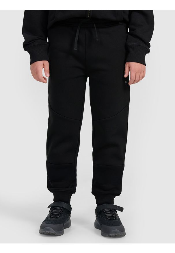 4f - 4F Spodnie dresowe joggery chłopięce - czarne 134 (8-9 lat). Okazja: na co dzień. Kolor: czarny. Materiał: dresówka. Wzór: napisy, gładki, ze splotem, nadruk. Sezon: lato. Styl: młodzieżowy, casual, sportowy