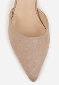 Born2be - Ciemnobeżowe Czółenka Vices z Imitacji Zamszu na Obcasie Klepsydra Esiriva. Okazja: na co dzień. Nosek buta: szpiczasty. Zapięcie: pasek. Kolor: beżowy. Materiał: zamsz. Obcas: na obcasie. Styl: wizytowy, casual, klasyczny. Wysokość obcasa: średni #4