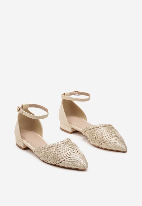 Renee - Beżowe Sandały na Płaskim Słupku z Plecionym Noskiem w Szpic Haprioa. Okazja: na spacer. Nosek buta: szpiczasty. Kolor: beżowy. Materiał: len. Sezon: lato. Obcas: na słupku. Styl: boho, elegancki