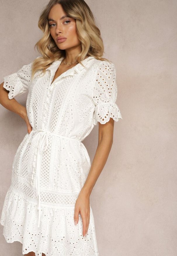 Renee - Biała Sukienka Boho z Bawełny Ozdobiona Ażurowym Wzorem Falbaną i Przewiązana Paskiem Nelah. Okazja: na co dzień, na imprezę. Kolor: biały. Materiał: bawełna. Wzór: ażurowy, aplikacja. Typ sukienki: proste. Styl: boho