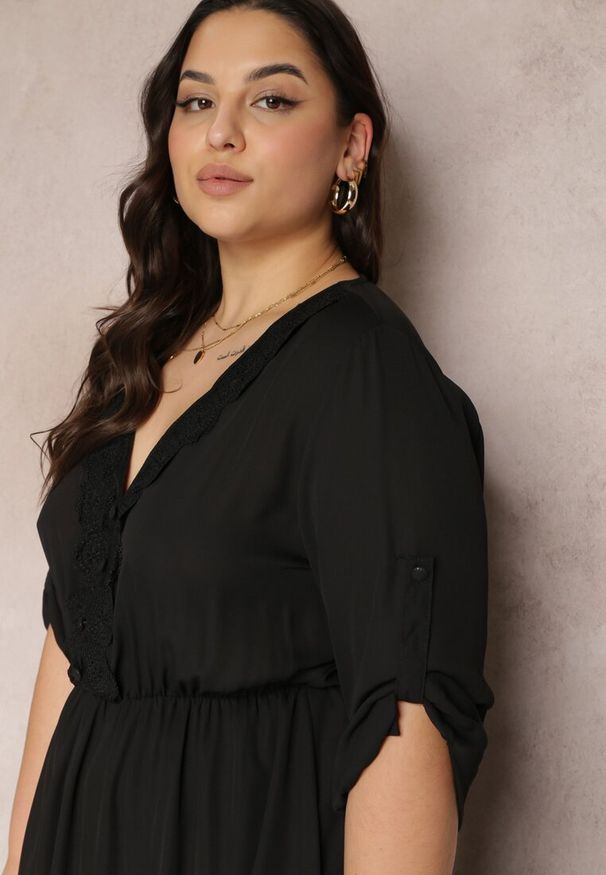 Renee - Czarna Sukienka Mini z Gumką w Talii i Koronkowymi Wstawkami Kelia. Okazja: na imprezę, na co dzień. Kolor: czarny. Materiał: koronka. Typ sukienki: proste. Styl: casual, elegancki. Długość: mini