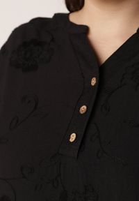 Born2be - Czarna Bluzka Ozdobiona Guzikami i Haftowanymi Kwiatami Delmana. Okazja: na co dzień. Kolekcja: plus size. Kolor: czarny. Materiał: materiał, tkanina. Wzór: aplikacja, kwiaty, haft. Sezon: lato. Styl: klasyczny, casual #3