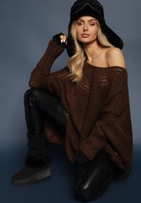 Renee - Brązowy Luźny Sweter Dzianinowy w Stylu Ponczo Nattava. Okazja: na co dzień. Typ kołnierza: dekolt w łódkę. Kolor: brązowy. Materiał: dzianina. Styl: casual, elegancki, wizytowy