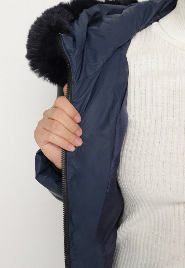 Born2be - Granatowa Taliowana Kurtka z Pikowanymi Przeszyciami i Kapturem z Futrem Avileria. Okazja: na co dzień, na spacer. Kolekcja: plus size. Kolor: niebieski. Materiał: futro. Styl: casual