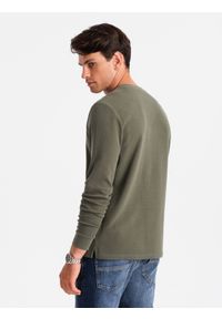 Ombre Clothing - Zapinany pod szyją męski longsleeve z dzianiny waflowej – oliwkowy V1. Okazja: na co dzień. Typ kołnierza: typu henley. Kolor: oliwkowy. Materiał: dzianina. Długość rękawa: długi rękaw. Długość: długie. Styl: casual #8