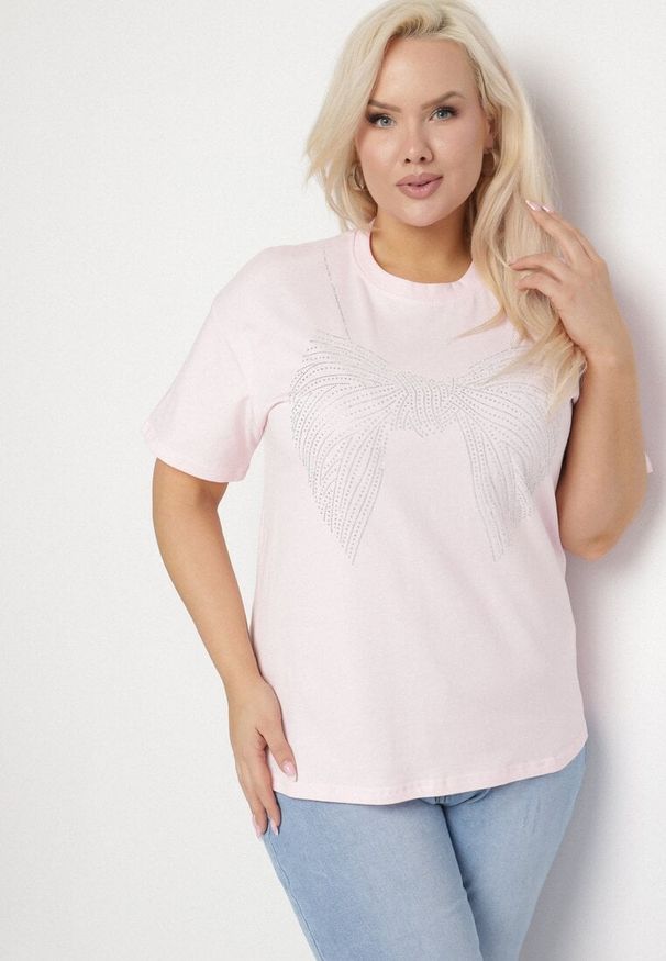 Born2be - Jasnoróżowy T-shirt ze Wzorem z Cyrkonii Olisellea. Okazja: na co dzień. Kolor: różowy. Materiał: bawełna. Styl: casual