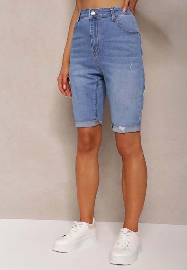 Renee - Niebieskie Szorty Jeansowe Przylegające o Długości do Kolan Namsina. Kolor: niebieski. Materiał: jeans. Długość: do kolan. Styl: klasyczny, elegancki