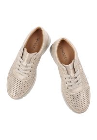 Półbuty damskie Vinceza, cholewka ze skóry naturalnej licowej z perforacją wiązanie z przodu na płaskiej podeszwie, złote, 79629. Okazja: na co dzień. Zapięcie: sznurówki. Kolor: złoty. Materiał: skóra. Szerokość cholewki: normalna. Obcas: na płaskiej podeszwie #5