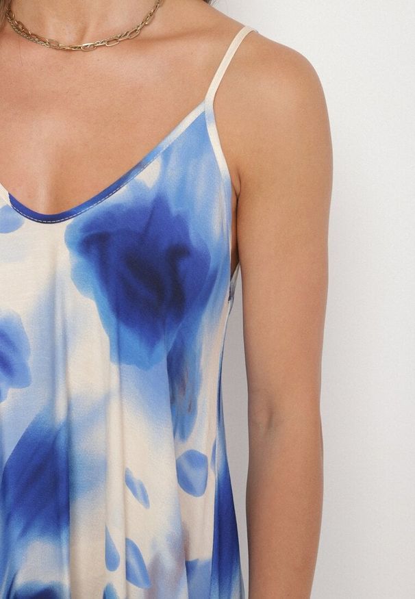 Born2be - Niebieska Wiskozowa Sukienka z Abstrakcyjnym Motywem Nilenisa. Okazja: na co dzień. Kolor: niebieski. Materiał: wiskoza. Długość rękawa: na ramiączkach. Typ sukienki: proste. Styl: elegancki, casual, klasyczny. Długość: maxi